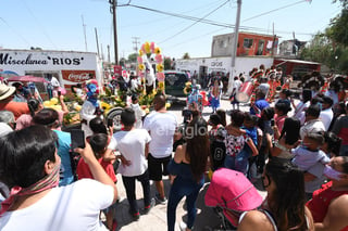 Danzas, música, venta de alimentos callejeros y hasta pirotecnia aglomeraron hoy jueves a decenas de habitantes del ejido La Paz de Torreón. (FERNANDO COMPEÁN)