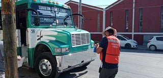 Siguen las acciones de vigilancia sanitaria en las unidades del transporte público de Torreón. Ayer se instaló un filtro en el Centro. (CORTESÍA)