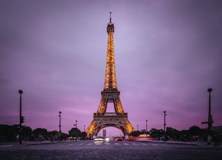 Este miércoles, la cima de la Torre Eiffel, el icono de París, de 276 metros de altura, reabrió sus puertas. (ESPECIAL)