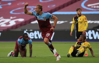 Michail Antonio consiguió su sexto gol en cinco encuentros y el West Ham aseguró prácticamente la permanencia en la Premier League. (ARCHIVO)