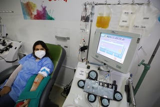 Perú, el quinto país del mundo y el segundo de América Latina con más casos confirmados de COVID-19, inició este viernes el más grande ensayo clínico con plasma convaleciente del país. (ARCHIVO)