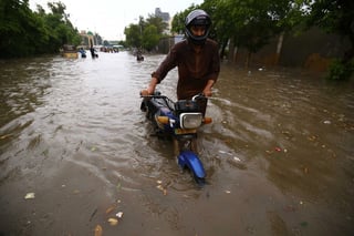 Un tercio de la población de Bangladesh se quedó bajo el agua debido a las fuertes lluvias.