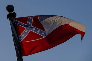 Las banderas y monumentos de la Confederación y los nombres confederados de bases militares se han vuelto un foco de tensiones y protestas en las semanas.