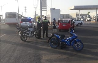 El joven motociclista fue impactado por un taxi de color rojo.