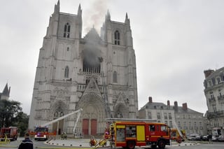 Ferlay afirmó que 'no estamos en un escenario como el de Notre Dame' el 15 de abril del pasado año, cuando quedó destruida buena parte de la techumbre de la catedral de la capital francesa.
(EFE)