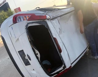 Mujer al volante y en estado de ebriedad, choca su auto contra palma y vuelca, el accidente se registró un poco antes de las ocho de la mañana de este sábado sobre el bulevar Independencia y calle Zacatecas, a la altura del fraccionamiento Granjas San Isidro de Torreón. (ARCHIVO)