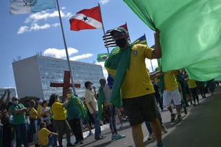 Cerca de 2,000 simpatizantes del presidente brasileño, Jair Bolsonaro, marcharon este domingo en la capital Brasilia convocados por movimientos evangélicos y para manifestarle su solidaridad al mandatario, quien está contagiado por el nuevo coronavirus. (EFE) 