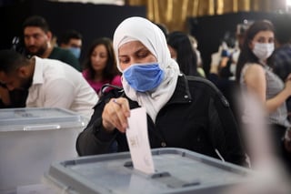 Los sirios acudieron este domingo a las urnas para elegir un nuevo Parlamento en medio de unas de las peores crisis económicas que atraviesa el país desde el inicio del conflicto civil en 2011 y en unas elecciones marcadas por la pandemia del nuevo coronavirus. (ARCHIVO) 