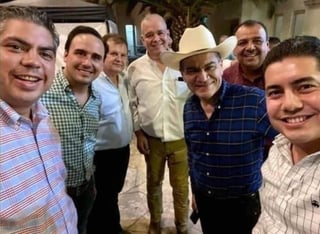 Una imagen de una aparente fiesta del alcalde de Saltillo, Manolo Jiménez, en conjunto con el gobernador del estado Miguel Ángel Riquelme Solís, circuló el día de hoy a través de redes sociales, siendo criticada por no respetarse las medidas de contingencia sanitaria. (ARCHIVO)