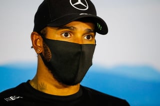 Lewis Hamilton exigió más apoyo por parte del órgano rector de la Fórmula Uno y pidió a los otros pilotos que hagan más cosas para luchar contra el racismo, después de que algunos de sus compañeros se hincaron y otros nuevamente no lo hicieron en escenas desordenadas previo al Gran Premio de Hungría el domingo. (ARCHIVO)