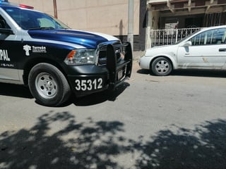 Policías Municipales disparan contra padre e hijo en la colonia Moderna de Torreón; uno murió. (EL SIGLO DE TORREÓN)