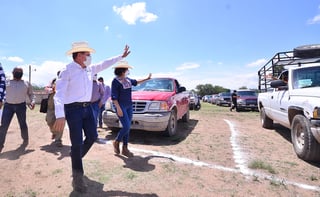 El gobernador de Durango, José Rosas Aipuro Torres, acudió a los municipio de Vicente Guerrero y Nombre de Dios. (CORTESÍA) 