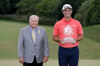 El legendario Jack Nicklaus, quien en marzo pasado padeció COVID-19, le entregó el trofeo de campeón del torneo al golfista español. (AP)