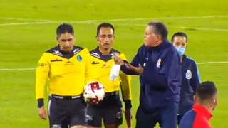 El director deportivo de las Chivas bajó hasta la cancha para reclamarle al árbitro Oscar Mejía. (ESPECIAL)