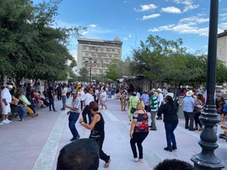 Al menos 200 personas asistieron al baile que se organizó en la Plaza de Armas, evento que duró al menos una hora y media. (IVÁN CORPUS)