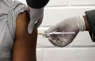 La Organización Mundial de la Salud (OMS) dijo hoy que es 'una buena noticia' que una potencial vacuna contra el COVID-19 que se está investigando haya dado resultados iniciales positivos. (EFE) 