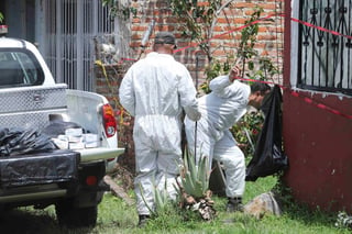 La Fiscalía del Estado de Jalisco, oeste de México, informó este lunes que aumentó a 28 el número de cuerpos encontrados envueltos en bolsas en una fosa clandestina en una finca del municipio de El Salto. (ARCHIVO)