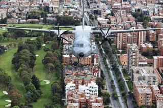 Aeronaves de la Fuerza Aérea Colombiana (FAC) sobrevuelan la ciudad este lunes durante la celebración del Día de la Independencia en Bogotá. (EFE) 