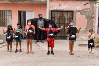 INICIATIVA. Doctor Batman acude a las comunidades laguneras para regalar kits sanitarios a los niños y niñas. (EL SIGLO DE TORREÓN / Erick Sotomayor)