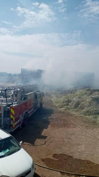 El personal del departamento de Bomberos de la ciudad de Gómez Palacio acudió al lugar para sofocar el fuego.
