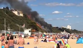 Visitantes que se encontraban en la playa tuvieron que ser evacuados a causa del humo que no tardó en propagarse (CAPTURA) 