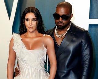 Trascendió que la familia de Kim Kardashian está sumamente preocupada debido al comportamiento de West. (ARCHIVO)
