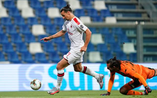 Zlatan Ibrahimovic se quita al portero rival para marcar su segundo tanto, en la victoria del Milan 2-1 sobre Sassuolo. (AP)