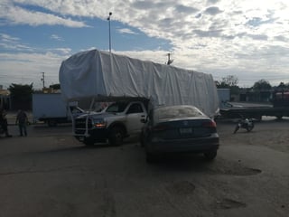 Por circular en sentido contrario, el conductor de camión provocó un aparatoso accidente en calles de Torreón. (EL SIGLO DE TORREÓN)