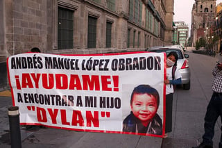 Este miércoles, Juanita Pérez, mamá del pequeño, se manifestó afuera del Palacio Nacional con el fin de pedir ayuda al presidente para encontrar a su hijo. (EFE)