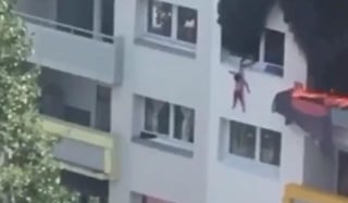Testigos se unieron para atrapar a los niños cuando estos saltaron desde la ventana de su hogar en el edificio (CAPTURA) 