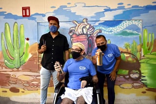 OBRA. Santiago Espericueta, Fernando Berlanga y Jesús Alejandro Sifuentes posan en el mural realizado para Mentes con Alas. (El siglo de Torreón / Erick Sotomayor Ruiz)