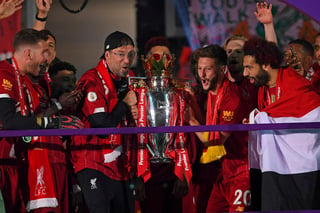 Jürgen Klopp y sus jugadores hicieron un excelente trabajo, para que Liverpool pudiera ganar la Liga Premier por primera ocasión. (AP)