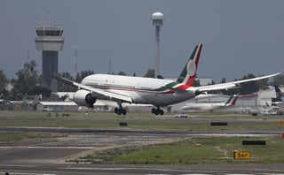 Vista ayer de la llegada del avión presidencial al aeropuerto Internacional de la Ciudad de México.