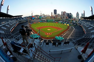 El estadio PNC Park de los Piratas de Pittsburgh, no podrá ser la casa de los Azulejos de Toronto en esta campaña. (AP)
