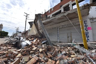 Tras el desastre, se presentó el derrumbe de algunas bardas, una perteneciente al antiguo cine de San Pedro de las Colonias, la cual terminó sobre un vehículo estacionado en la avenida Juárez. (ÉRICK SOTOMAYOR)