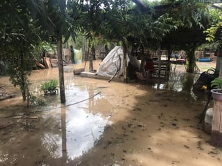 El paso de arroyo en la comunidad de La Loma en Lerdo provocó daños en por lo menos seis viviendas.