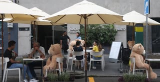 Con ayuda de los osos, buscan los encargados de Jaso Bakery mantener la 'sana distancia' entre sus clientes (CAPTURA) 