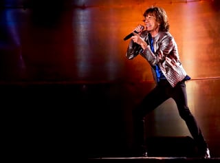 Jagger, cantante, compositor, músico y actor británico, reconocido por ser el principal cantante de la banda de rock The Rolling Stones, celebra 77 años de vida este domingo. (ARCHIVO)