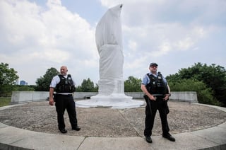 Dos estatuas de Cristóbal Colón fueron retiradas 'temporalmente' de dos parques de la ciudad de Chicago, después de la ola de protestas de las últimas semanas en EUA. (ARCHIVO) 