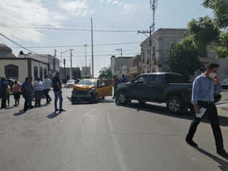 La colisión se registró la mañana del viernes en el cruce de avenida Matamoros y calle Leona Vicario.