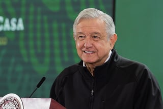 Durante el gobierno de Andrés Manuel López Obrador, las Fuerzas Armadas han desplazado a mandos civiles en 13 tareas que van desde la seguridad pública hasta la edificación de obras y la atención sanitaria.
(ARCHIVO)