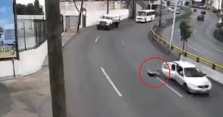 El público en redes sociales ha criticado las imágenes, responsabilizando al conductor del vehículo blanco (CAPTURA)  