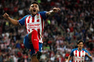  Guadalajara y la Liga MX dieron a conocer que de las nuevas pruebas de coronavirus que se realizaron al plantel, el jugador Alexis Vega dio positivo. (ARCHIVO)