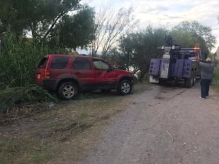 La tarde de este sábado se registró el hallazgo de una camioneta en el Río Nazas y al interior se descubrió que había el cadáver de un hombre. (EL SIGLO DE TORREÓN)