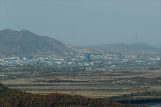 El gobernante norcoreano Kim Jong Un aisló totalmente la ciudad de Kaesong, cerca de la frontera con Corea del Sur, después de que fuera detectada una persona con presuntos síntomas de COVID-19 y dijo creer que “el despiadado virus” podría haber llegado al país, informaron medios estatal el domingo. (ARCHIVO)