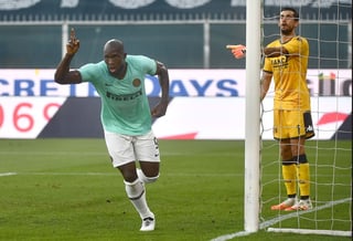 Romelu Lukaku celebra luego de marcar uno de sus dos tantos, en la victoria del Inter 3-0 sobre Génova.