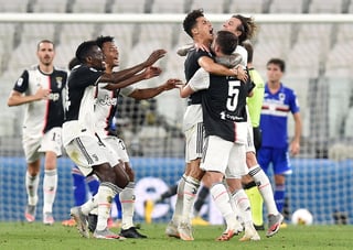 El Bayern Múnich le había igualado el pasado junio al proclamarse campeón de Alemania por octava vez seguida, pero el Juventus recuperó este domingo el cetro de rey de Italia gracias al triunfo 2-0 cosechado contra el Sampdoria. (EFE)