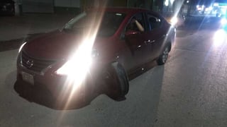El automóvil se impactó contra el camellón central de la calzada Abastos de Torreón. (EL SIGLO DE TORREÓN)