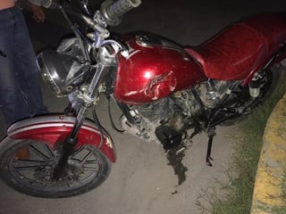 El motociclista circulaba en sentido contrario y chocó contra auto; del accidente se reportaron daños materiales de 15 mil pesos. (EL SIGLO DE TORREÓN)