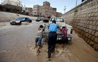 Inundaciones súbitas han devastado partes de Yemen, dejando decenas de personas muertas y miles de casas destruidas, informaron el lunes funcionarios de seguridad y un grupo de asistencia. (EFE)